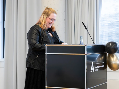 Humorvolle Redebeiträge gab es auch seitens der Schüler*innen | © Simone Hryzyk/AWO Bremerhaven Eine junge Frau steht am Redepult | © Simone Hryzyk/AWO Bremerhaven