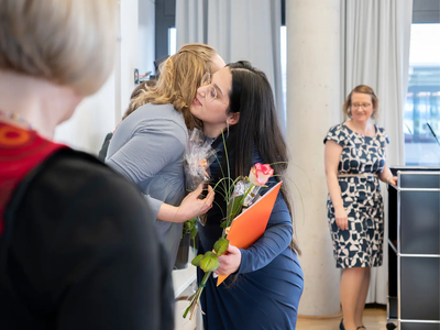 Emotionale Momente bei der Zeugnisübergabe | © Simone Hryzyk/AWO Bremerhaven Zwei Frauen umarmen sich | © Simone Hryzyk/AWO Bremerhaven