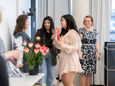 © Simone Hryzyk/AWO Bremerhaven Eine junge Frau nimmt ihr Abschlusszeugnis entgegen | © Simone Hryzyk/AWO Bremerhaven